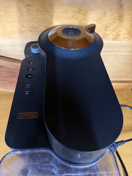 Máquina de Café NESPRESSO ENV3000.B Vertuo Lattissima Preto