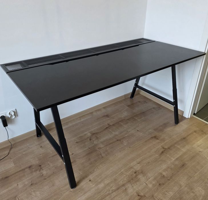 Duże regulowane biurko gamingowe IKEA UTESPELARE