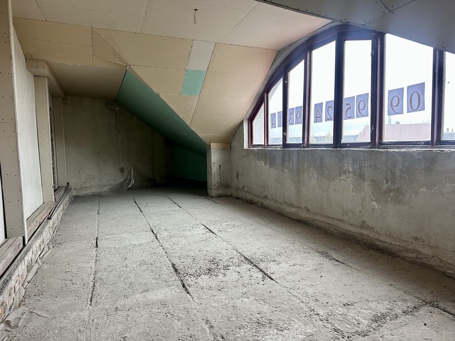 Продається простора квартира площею 173.8 м.кв., вул. Федьковича 7А