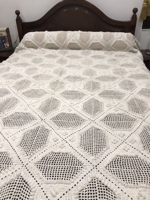 Colcha em renda manual de cor branca