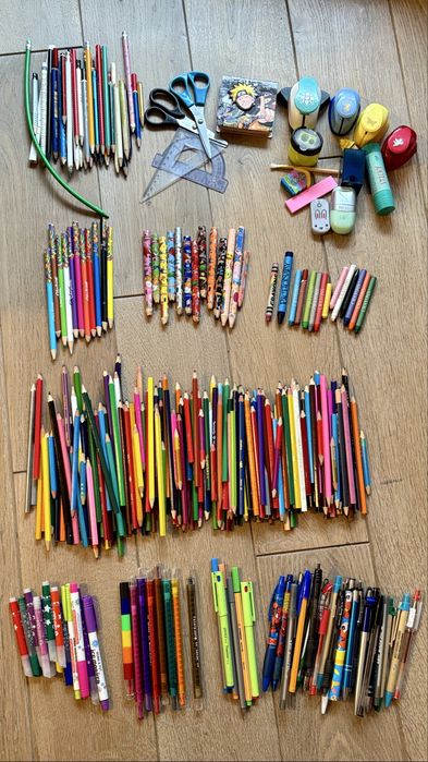 Mix ok. 300 sztuk Kredki, ołówki, flamastry, długopisy, nożyczki, itp.