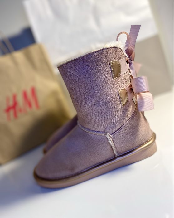 Уги, чобітки пудрові зі стрічками нові, р: 29(19см.)