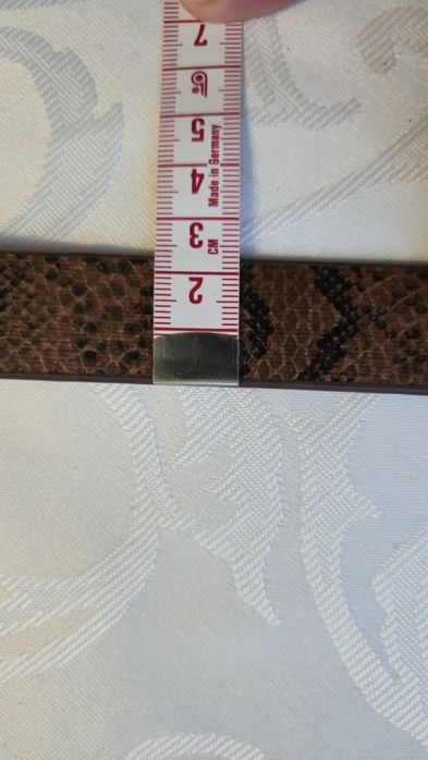 Pasek ze wzorem skóry węża i złotą klamrą