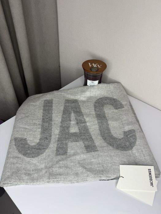 Трендовий шарф Jacquemus