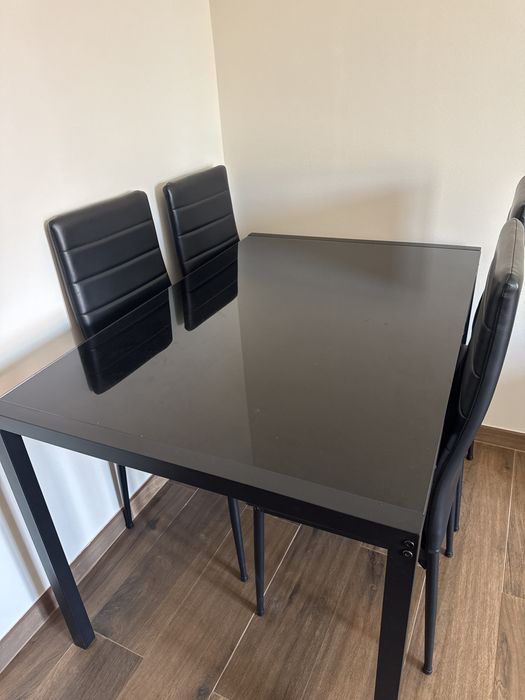 Conjunto de mesa com cadeiras