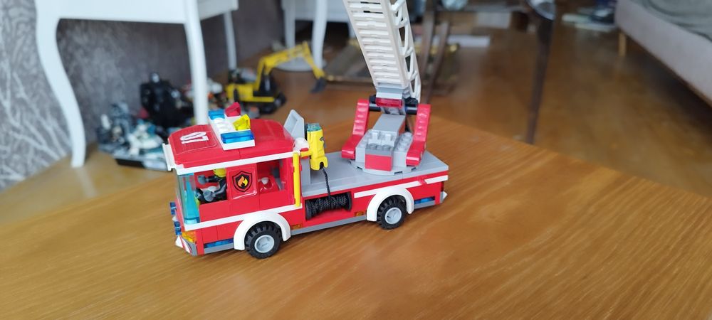 Sprzedam LEGO City 60107 Wóz strażacki z drabiną