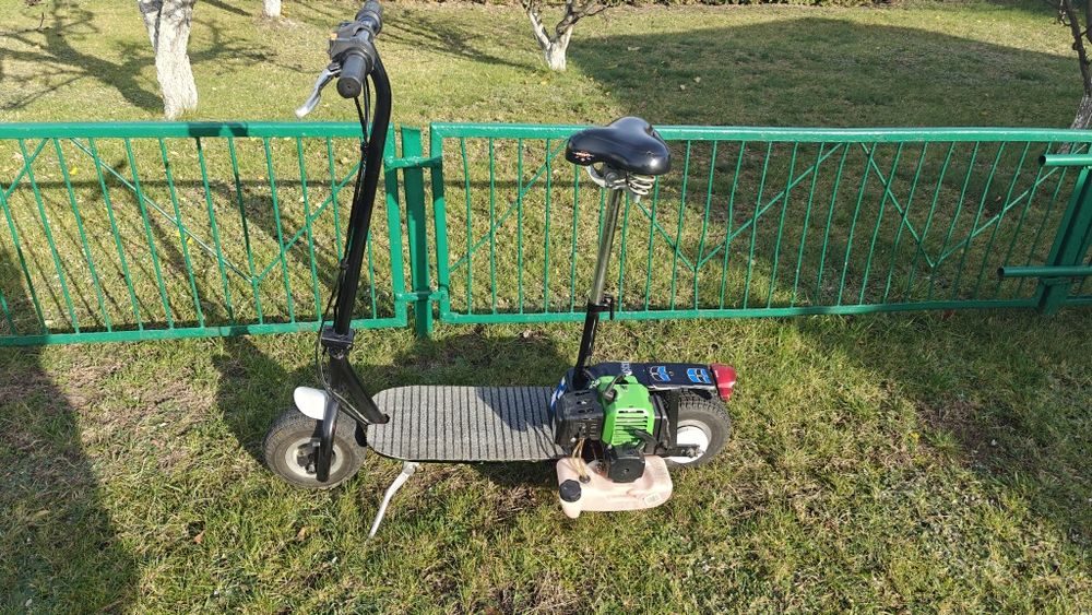 Sprzedam hulajnogę spalinową.