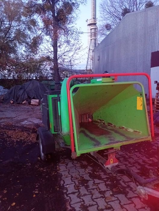 Usługi rębakiem do gałęzi.
