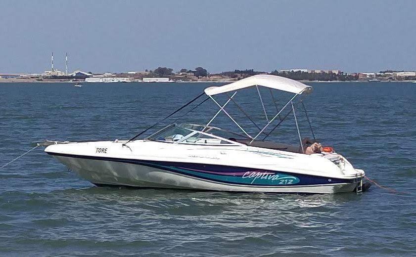 Barco bow rider Rinker Captiva 212 proa aberta, aceito retoma