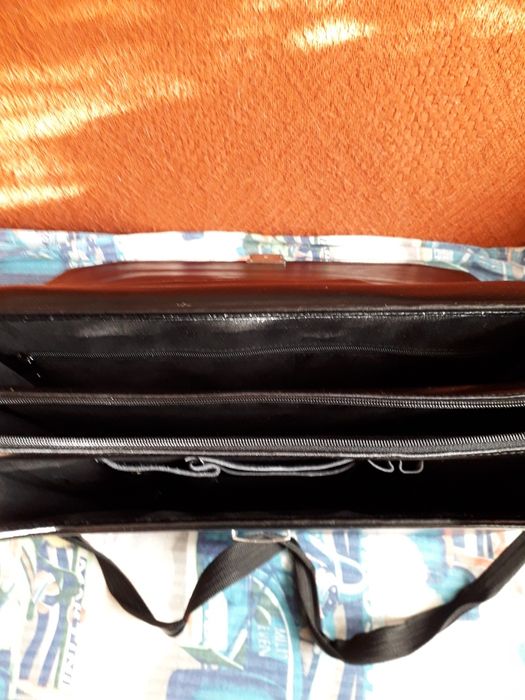 Nowa skórzana czarna teczka, aktówka