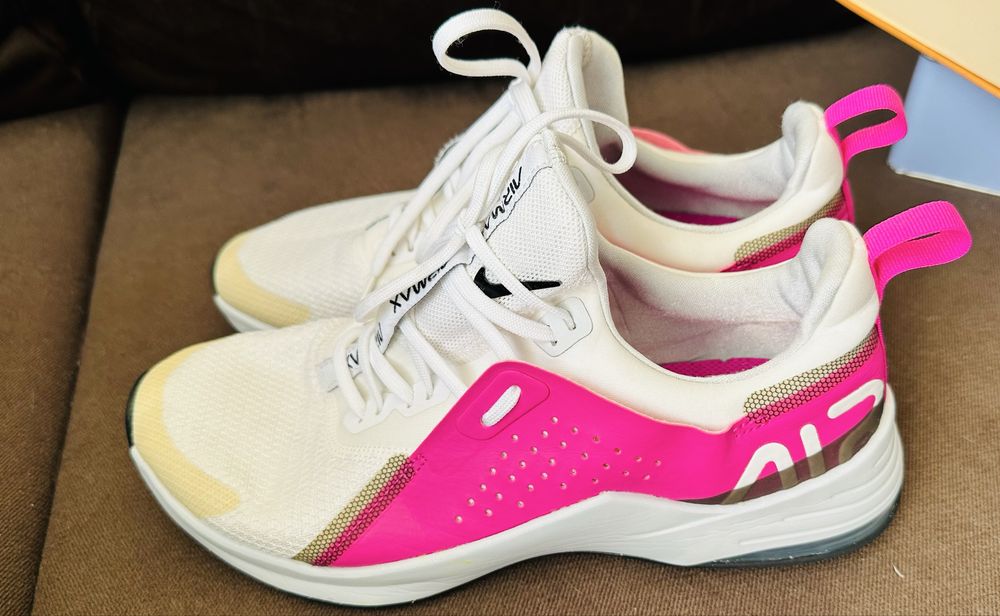 Продаю кросовки  Nike Air Max Bella  40.5 26см