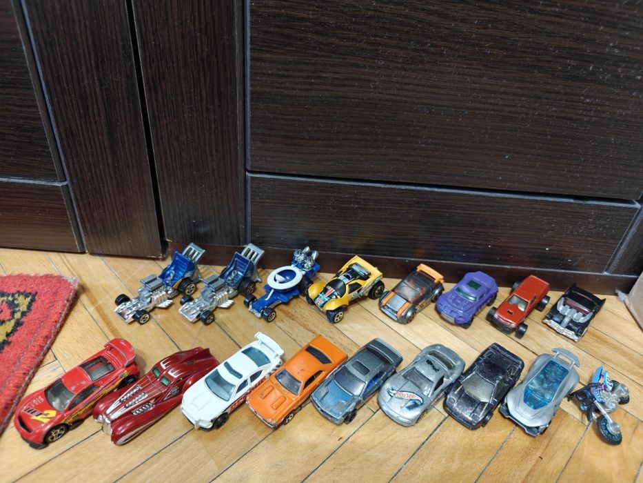 Машинки модели hot wheels оригинал 25шт. одним лотом за 500грн.