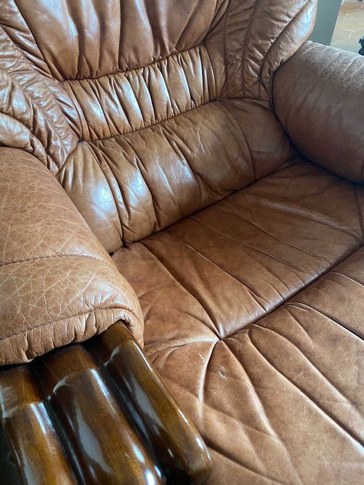 2 cadeirões em pele