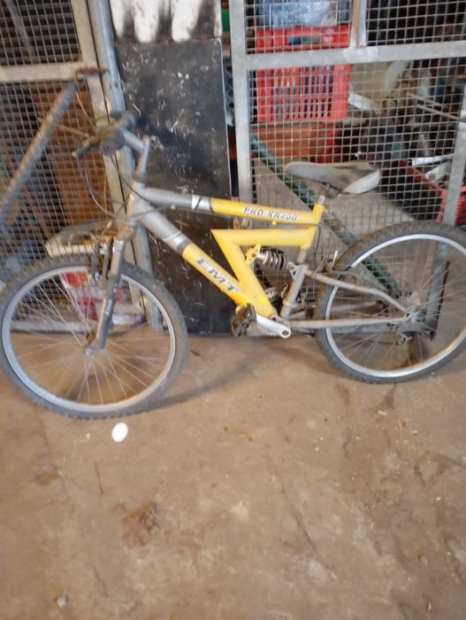 Vendo esta bicicleta muita bonita bom estado