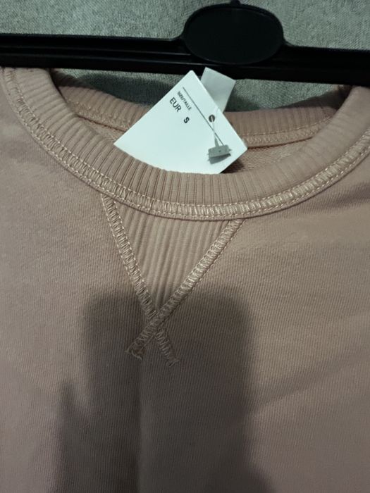 Bluza z napisem  hawt na piersi