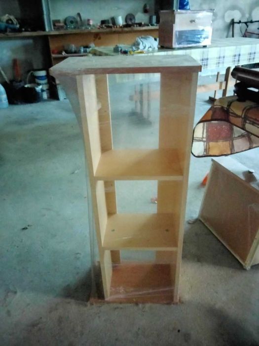 Mesinha cabeceira e uma estante quarto de crianca