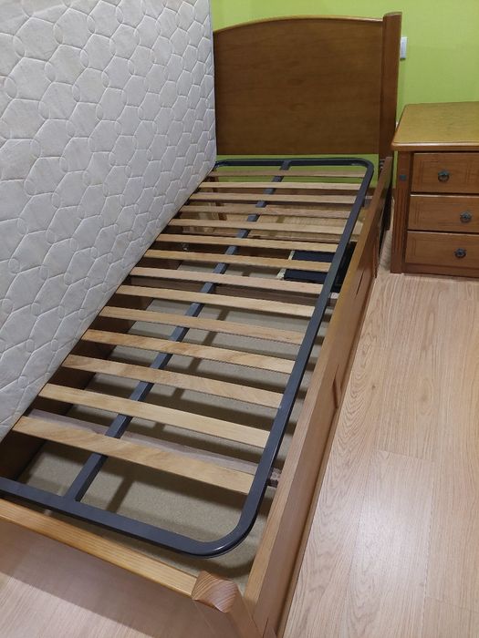 Cama madeira c/gavetão e mesa  cabeceira