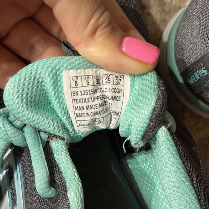 Нові кросівки Skechers