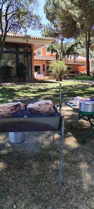 Porco no espeto e pernas de porco