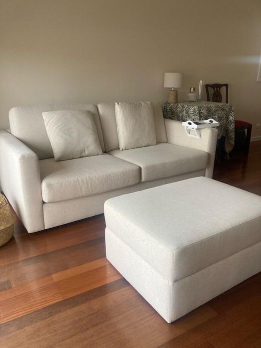 Sofá 2 lugares e puff com arrumacão