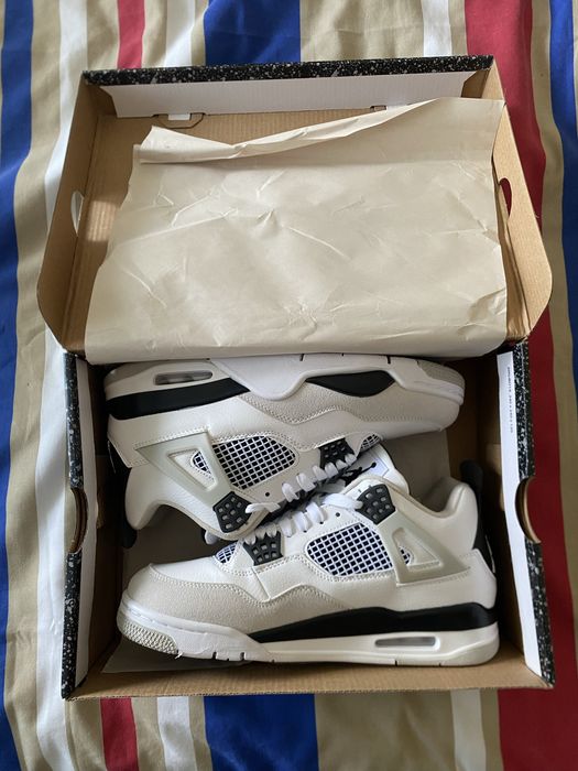 Air Jordan 4 Brancos e Pretos 43