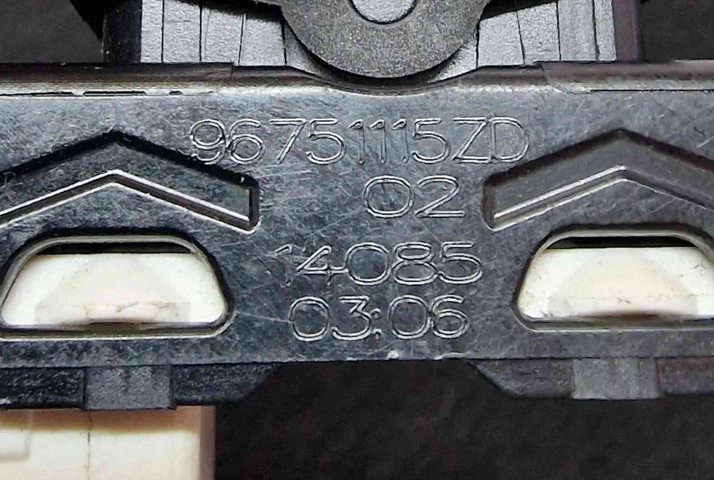 Comando / Botão / Interruptor Vidros Frente Direito 96751115ZD - PEUGEOT 2008 I