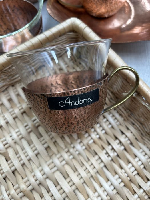 Szklanki żaroodporne w miedzianych podstawkach