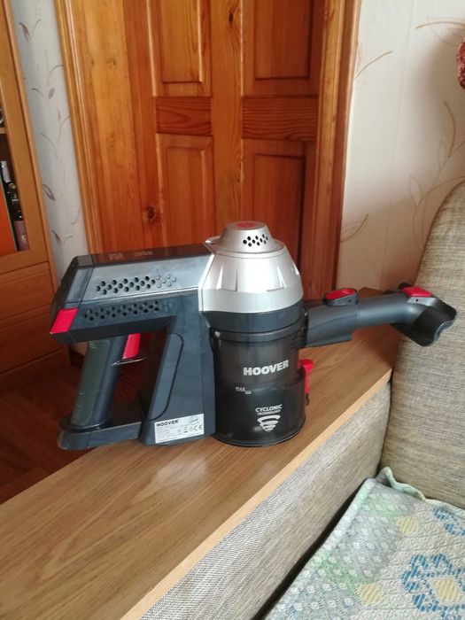 Продаю аккумуляторный Вертикальный пылесос " Hoover FD22G 011 "