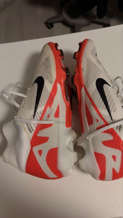 футбольные кроссовки Nike
