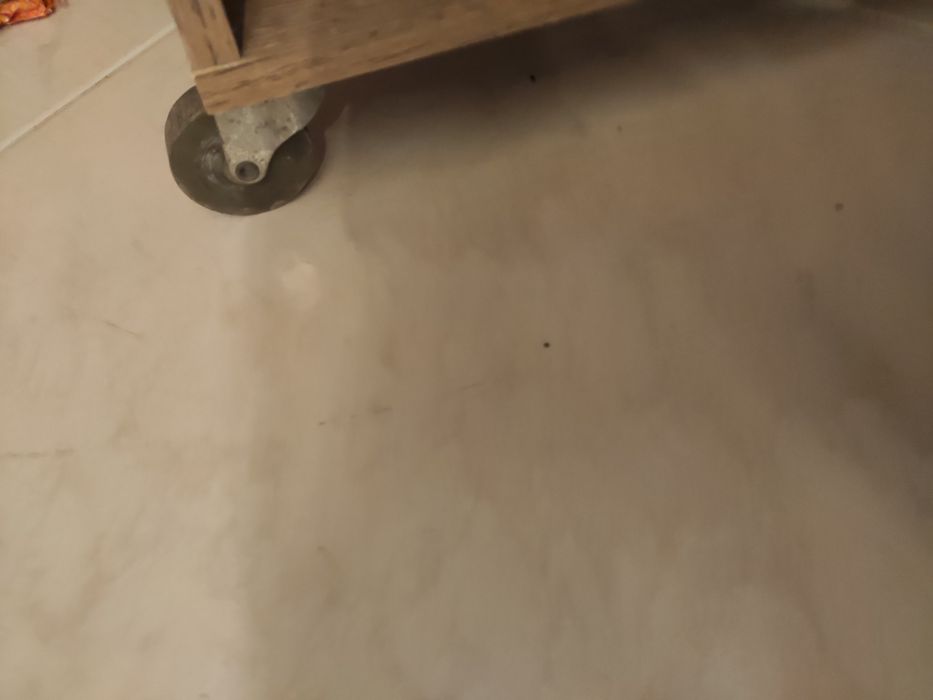 Pequena mesa com rodas