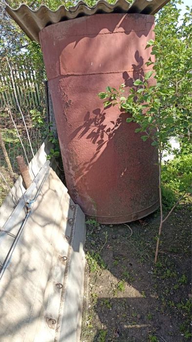 Металеві бочки для води і зерна