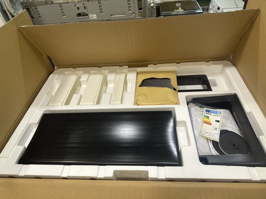 Нова індукційна варильна посерхня AEG CCE84751CB з витяжкою(Німеччина)