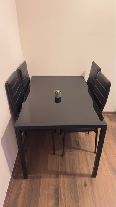 Conjunto de Mesa + 4 Cadeiras – Excelente Estado