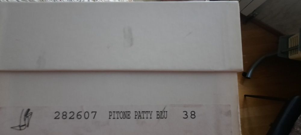 Итальянские элегантные лаковые босоножки 38 размера с закрытым носком