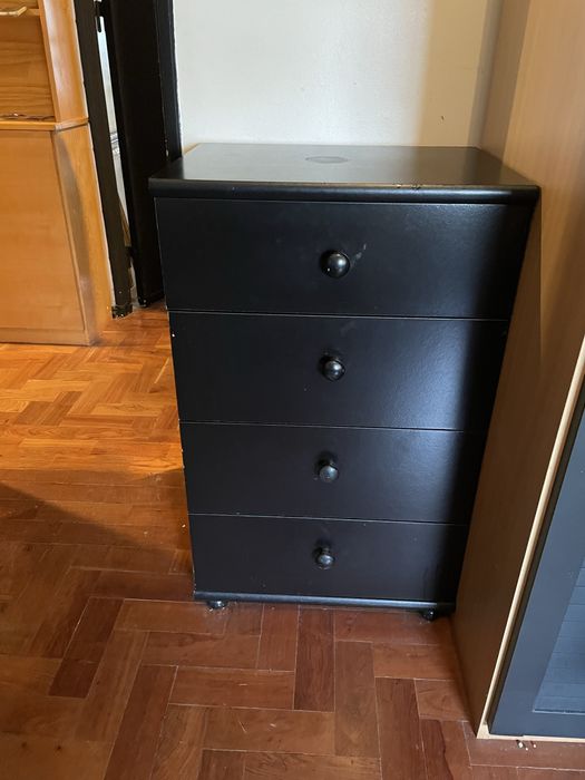 Cómoda preta de 4 gavetas.