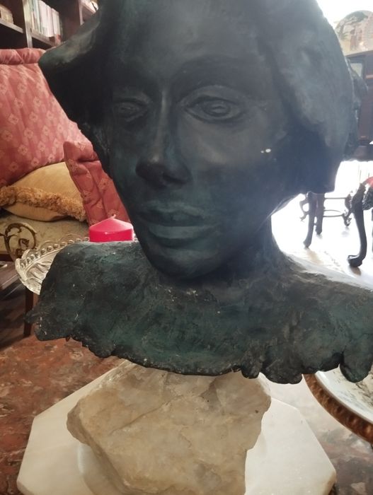 Busto base mármore e pedra giratória