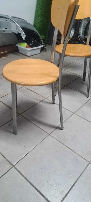 Cadeiras em madeira e metal