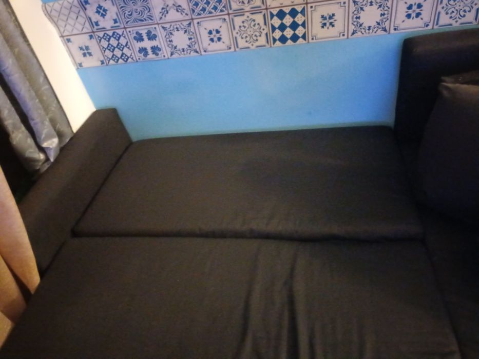 Sofá chaise long, com cama e arrumação