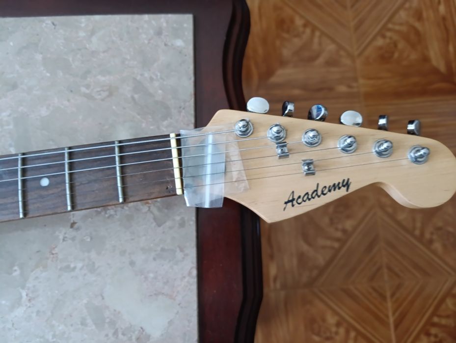 Guitarra elétrica, como nova.