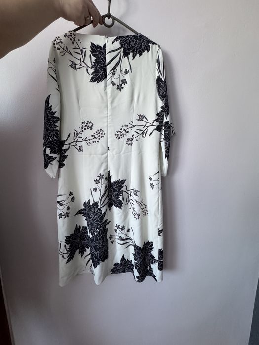 Елегантна сукня із рукавами