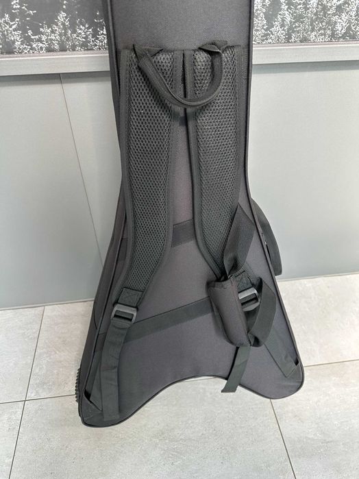 Futerał na gitarę w kształcie V SKB V-Style