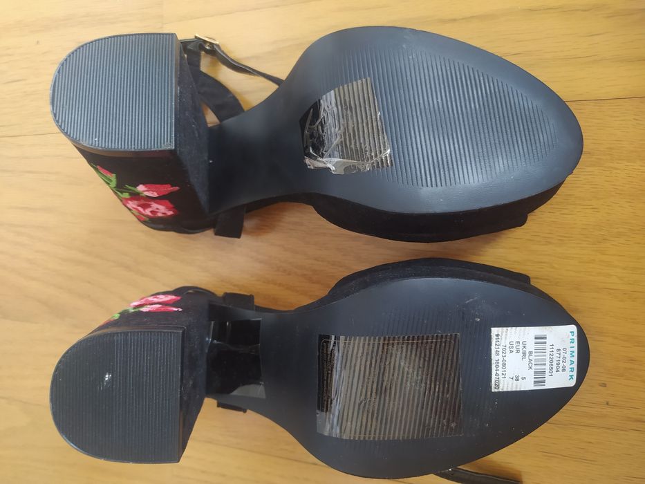 Sandálias com bordado na sola novas