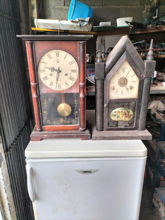 2 relógios de parede