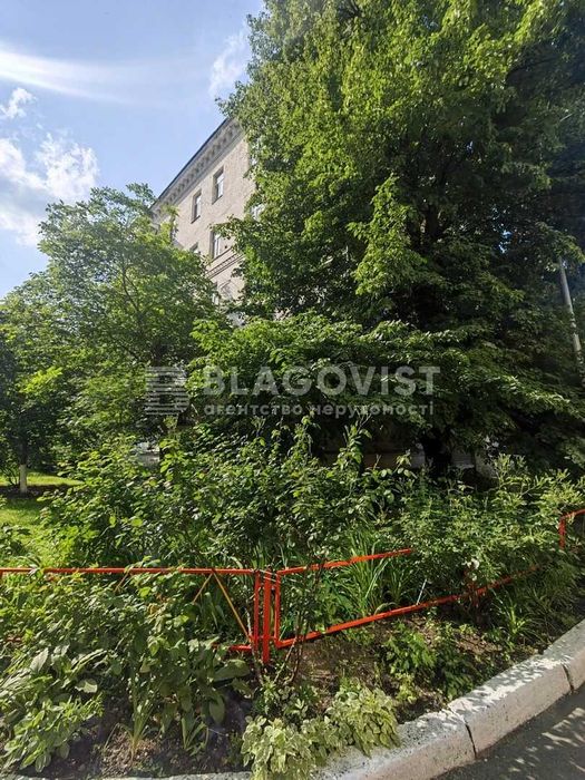 Продаж 2-к квартири Поділ вул. Щекавицька Сталінка цегла