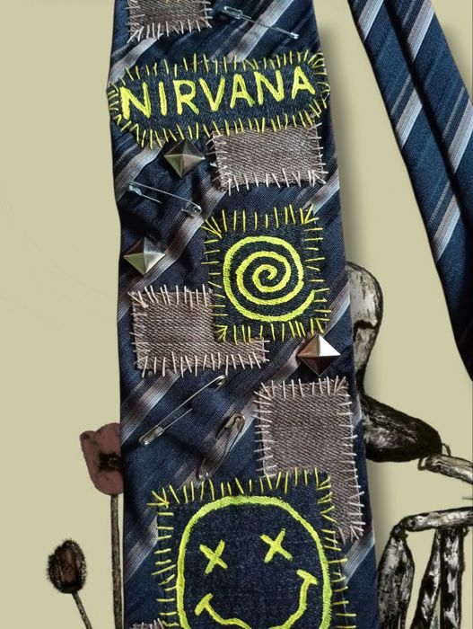 Krawat inspirowy zespołem Nirvana