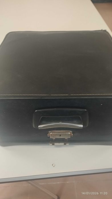 Maquina de escrever Olympia com mala