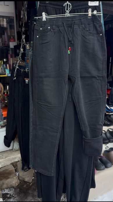 Жіночі брюки на флісі різні види