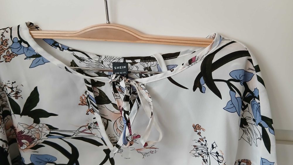 Blusa floral em tons azul e preto