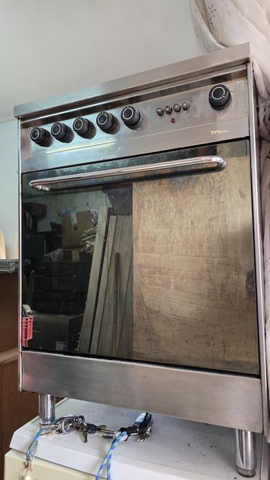 Vendo fogão Tróia em inox, com placa a gás e forno elétrico.