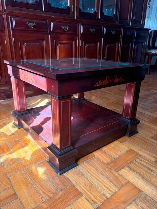 Mesa de centro clássica em madeira com marchetaria e tampo de vidro